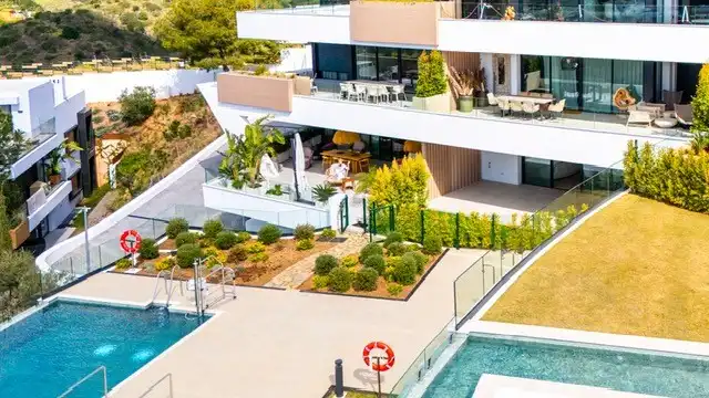Vista exterior de Planta baixa en venda en Marbella amb Aire condicionat, Calefacció i Jardí privat