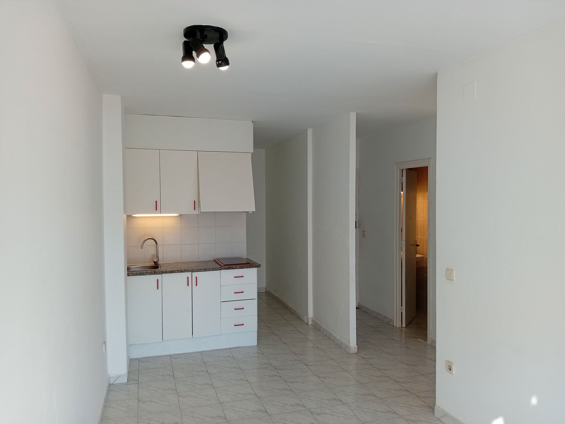 Flat for sale in Girona Capital  with Washing machine, Microwave and Internet