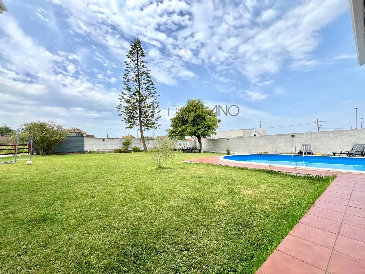Vista exterior de Casa o xalet de lloguer en Vigo  amb Calefacció, Jardí privat i Piscina