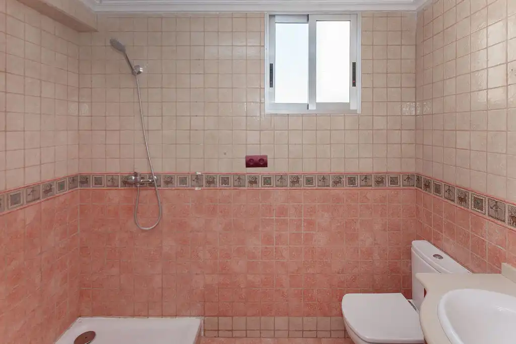 Baño de Piso en venta en Paterna con Balcón