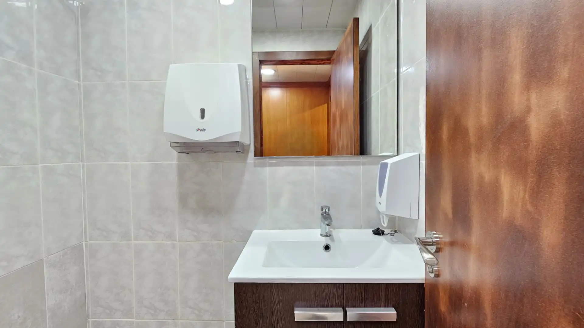 Baño de Oficina de alquiler en Barcelona con Aire acondicionado, Calefacción y Internet