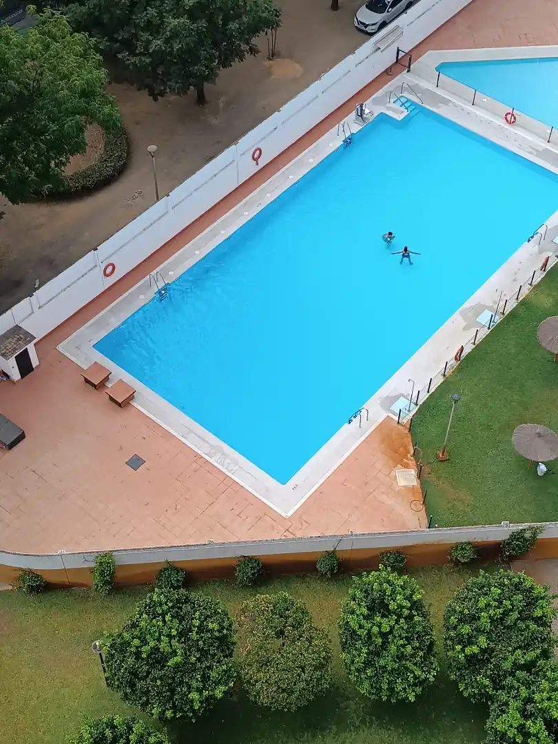 Piscina de Pis en venda en Sevilla amb Aire condicionat, Jardí privat i Terrassa