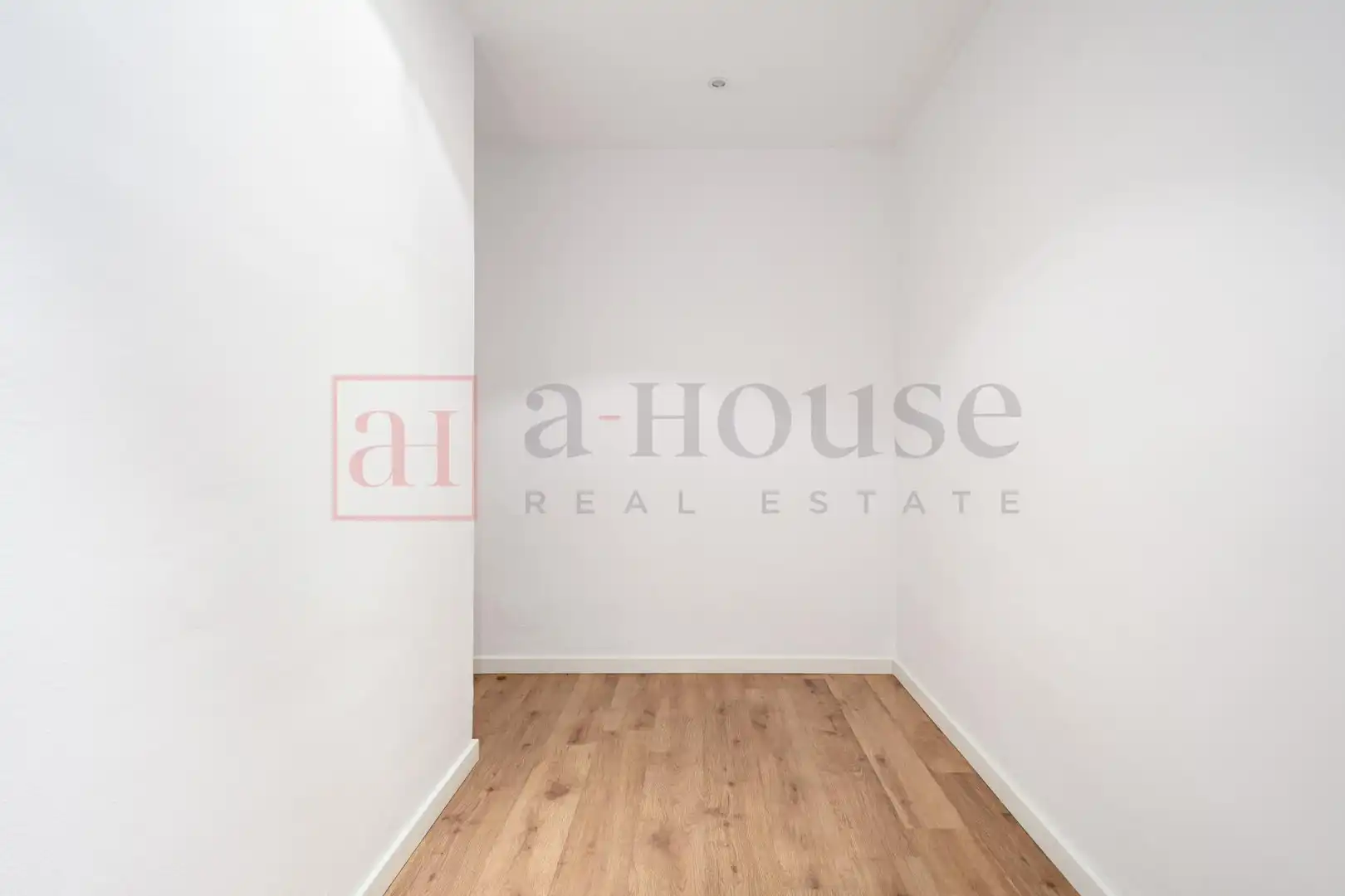 Flat for sale in Barcelona  with Air Conditioner, Heating and Private garden