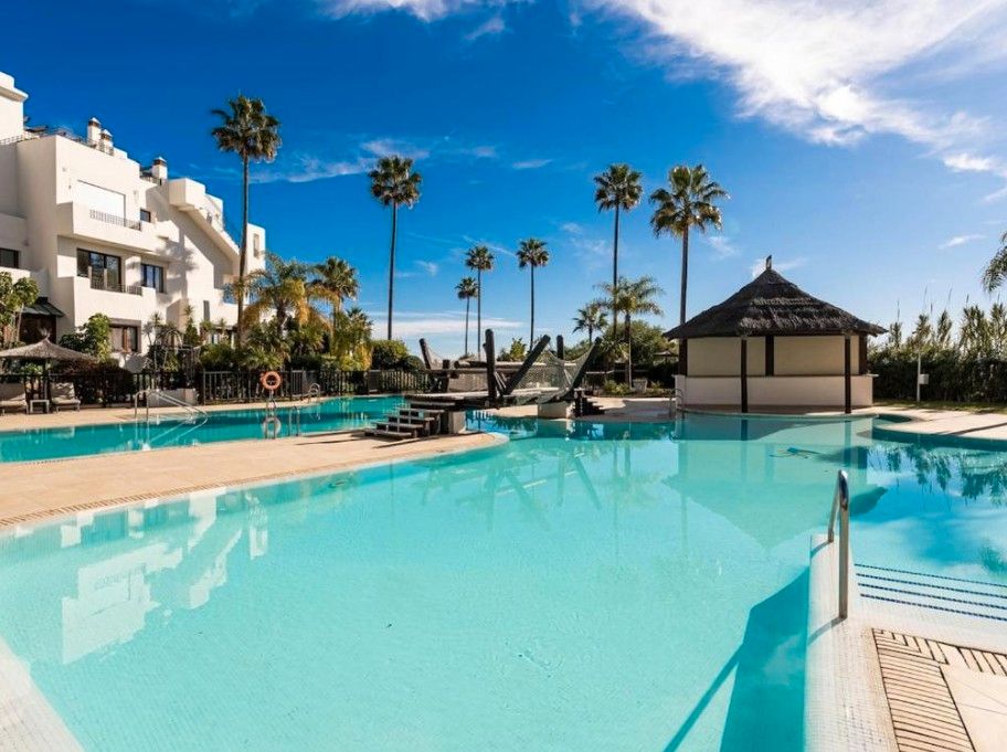 Piscina de Apartament en venda en Estepona amb Aire condicionat, Calefacció i Jardí privat