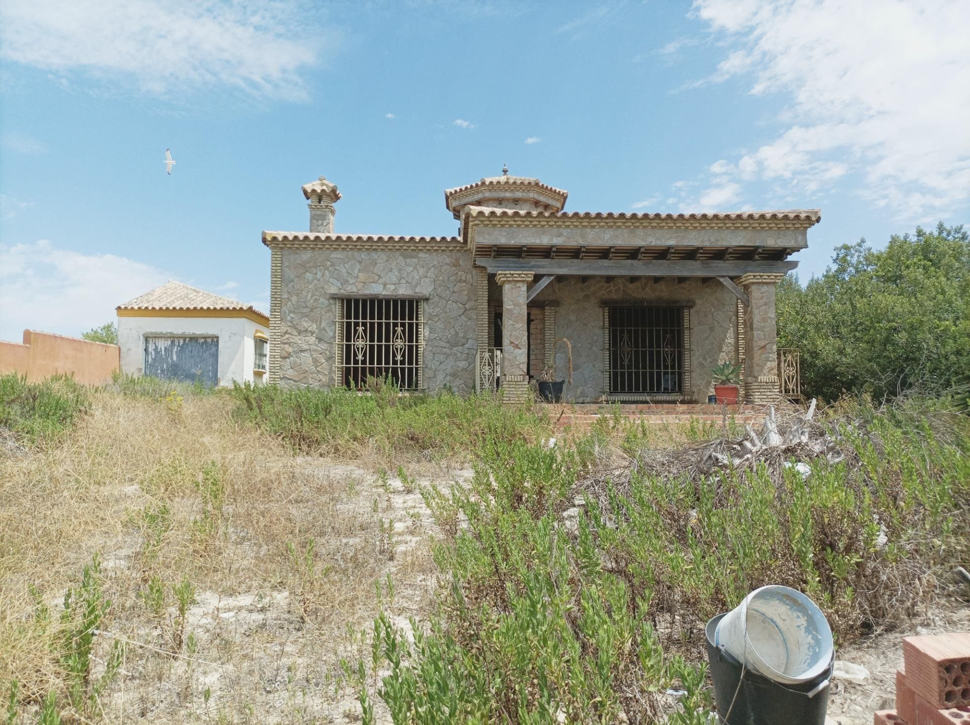Vista exterior de Casa o xalet en venda en Chiclana de la Frontera amb Jardí privat