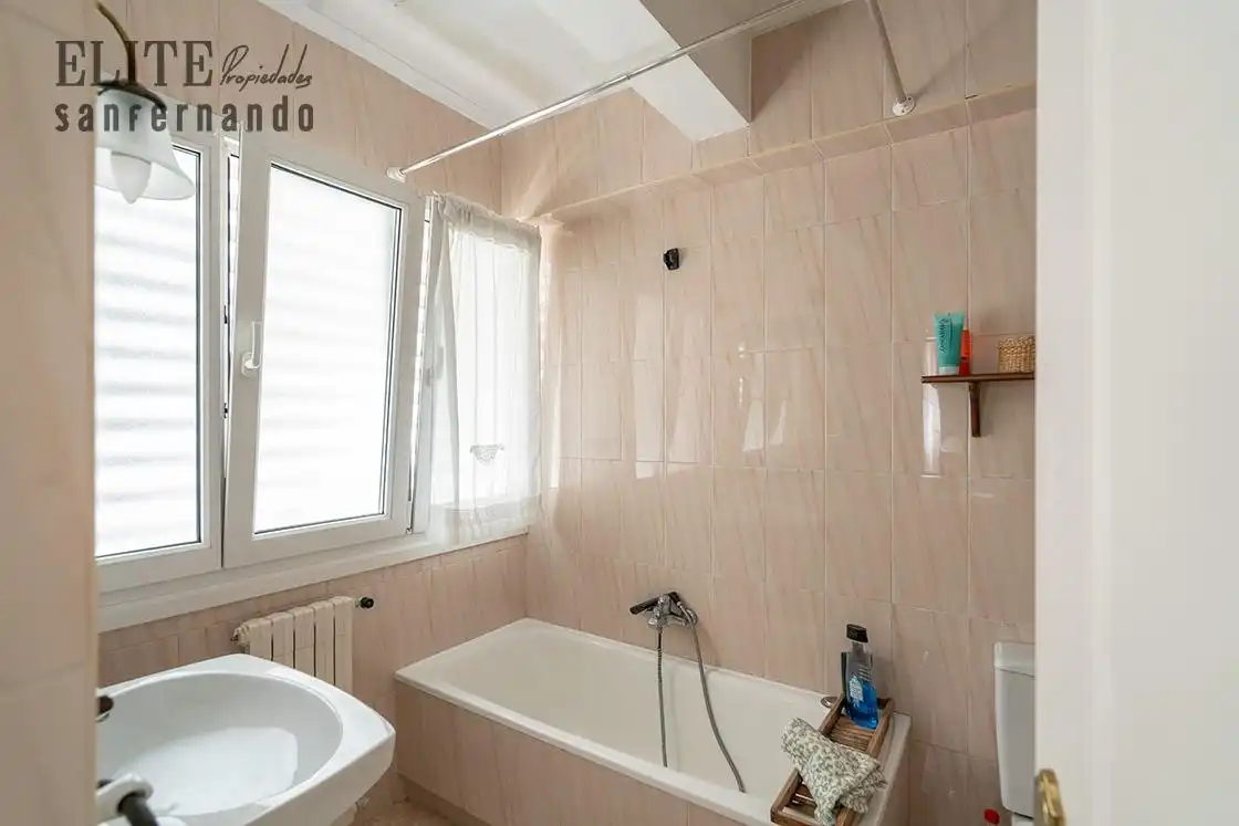 Badezimmer von Wohnung zum Verkauf in Santander mit Parkett
