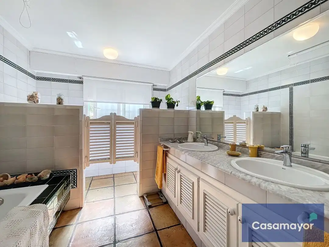 Bany de Casa o xalet en venda en Alicante / Alacant amb Calefacció, Jardí privat i Terrassa