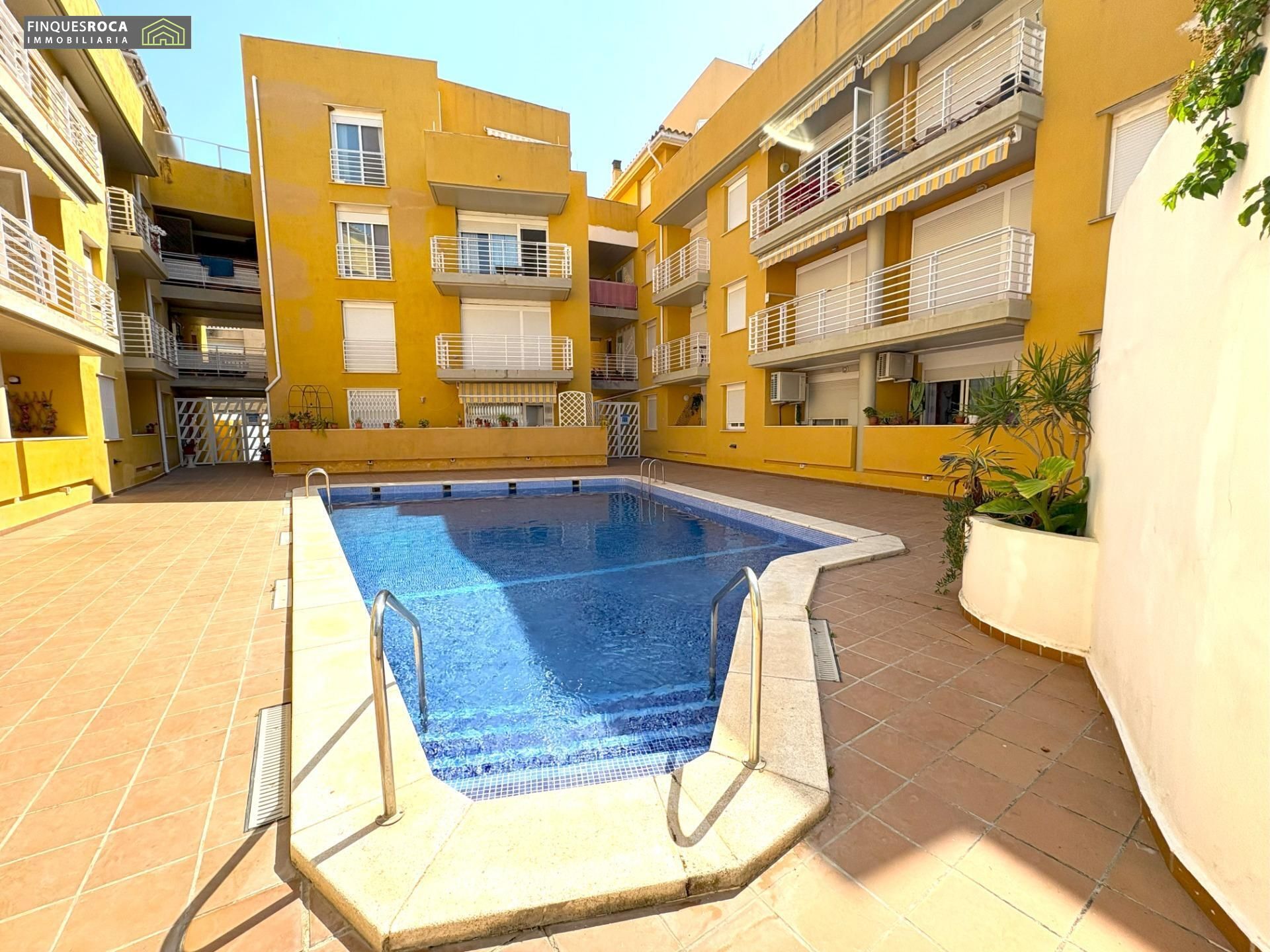 Piscina de Apartament en venda en Alcanar amb Terrassa, Balcó i Piscina comunitària
