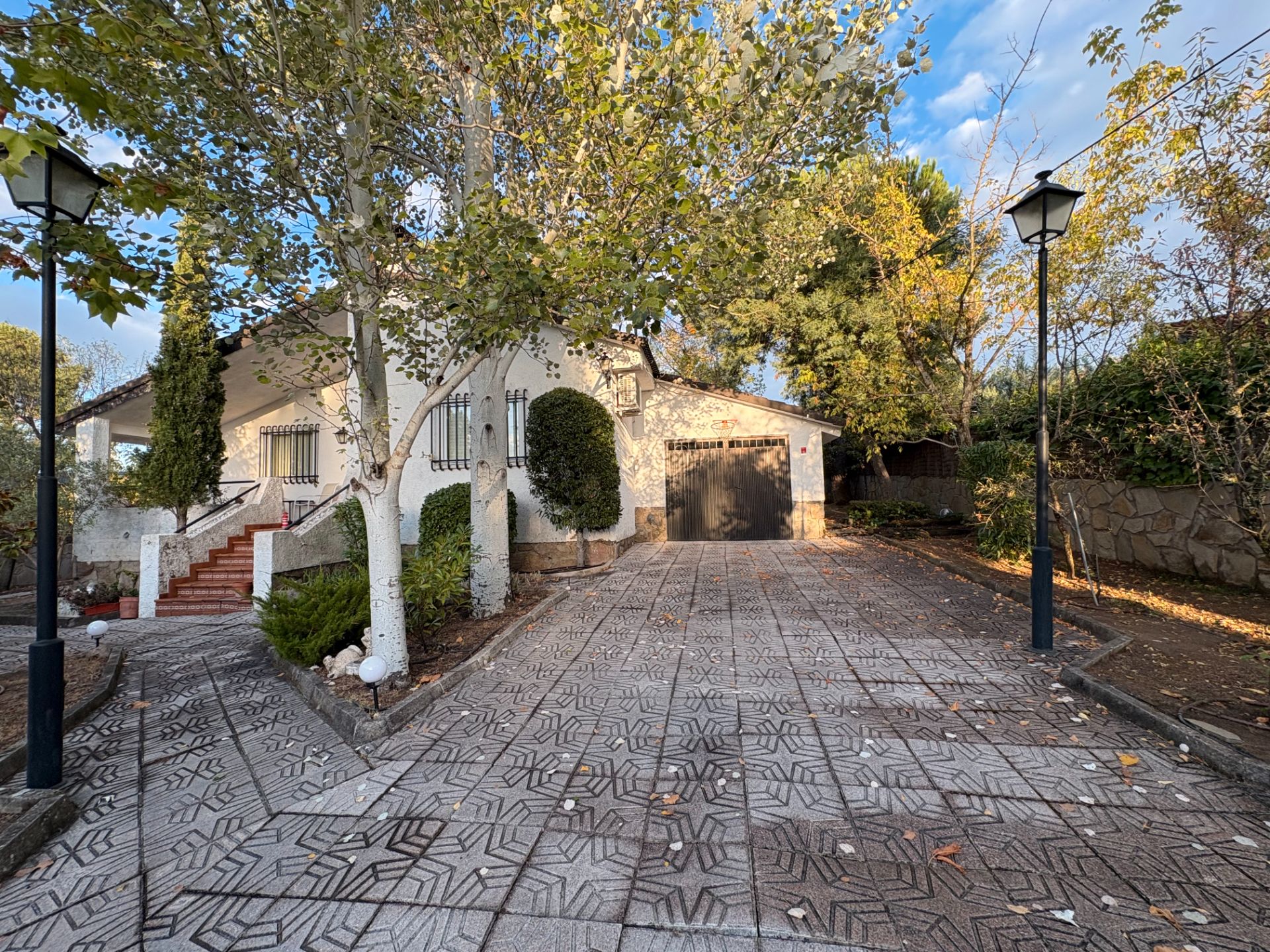Vista exterior de Casa o xalet en venda en Cadalso de los Vidrios amb Aire condicionat, Calefacció i Jardí privat