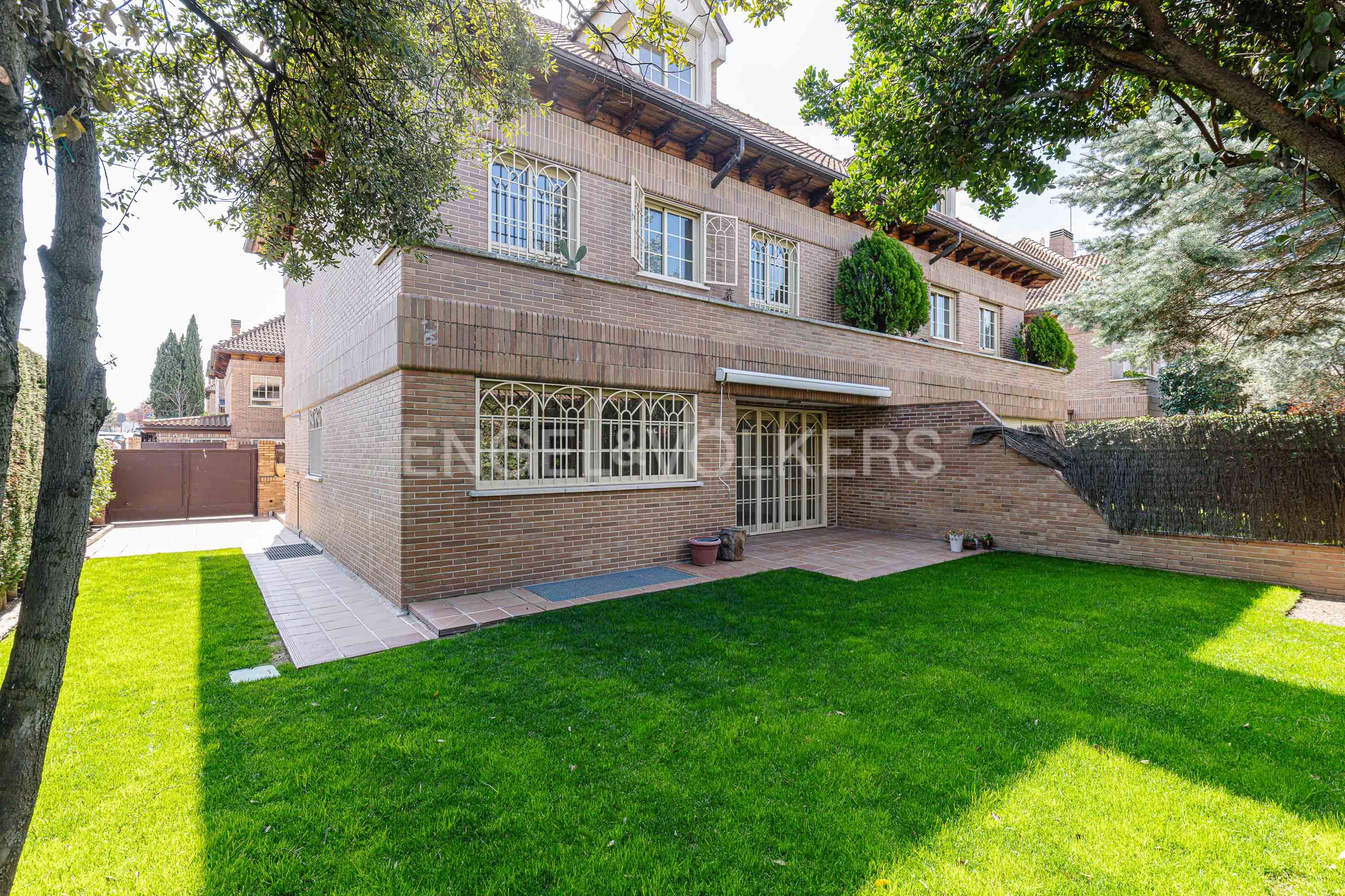 Exterior view of House or chalet for sale in Majadahonda  with Air Conditioner, Heating and Private garden