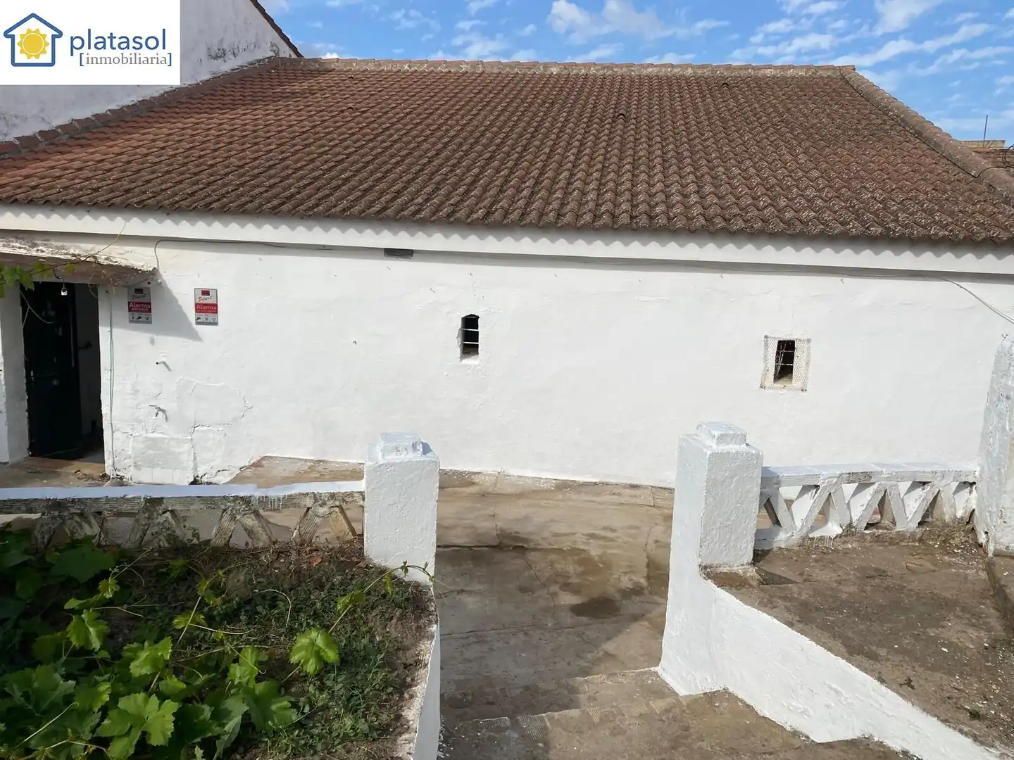 Außenansicht von Haus oder Chalet zum Verkauf in El Garrobo mit Privatgarten