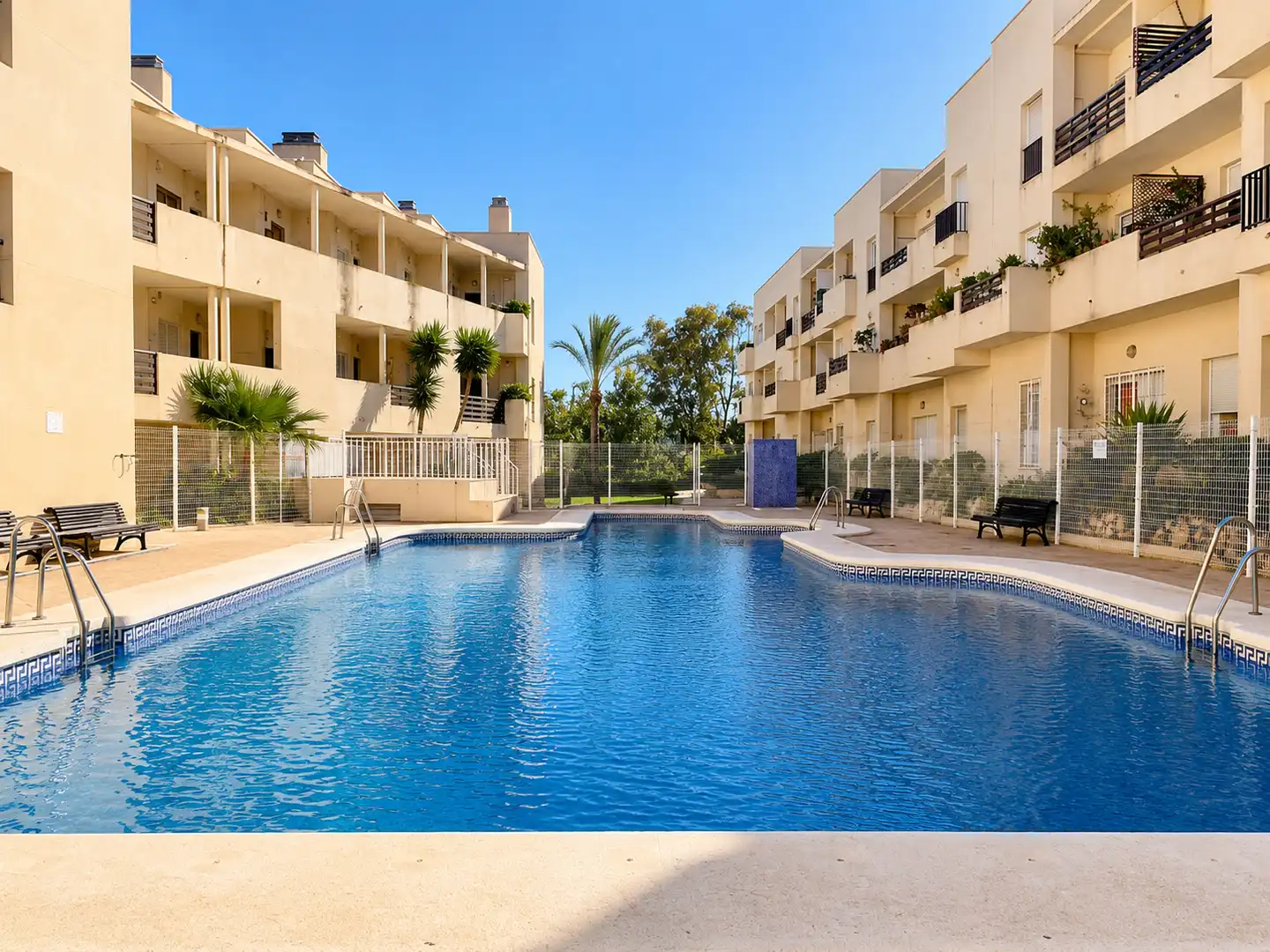 Piscina de Pis en venda en Almería amb Aire condicionat, Terrassa i Balcó