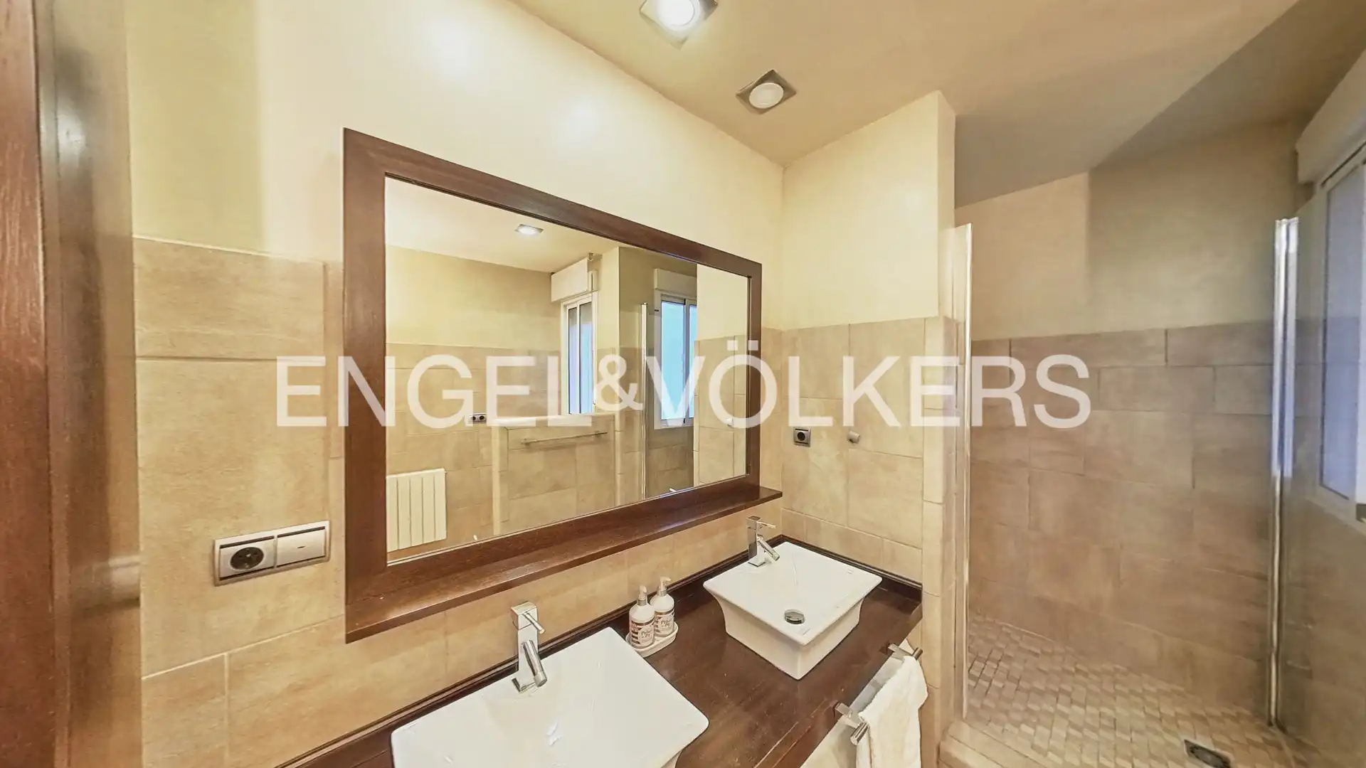 Bathroom of Flat for sale in Sevilla  with Air Conditioner, Heating and Terrace