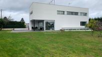 Vista exterior de Casa o xalet en venda en Oleiros amb Jardí privat