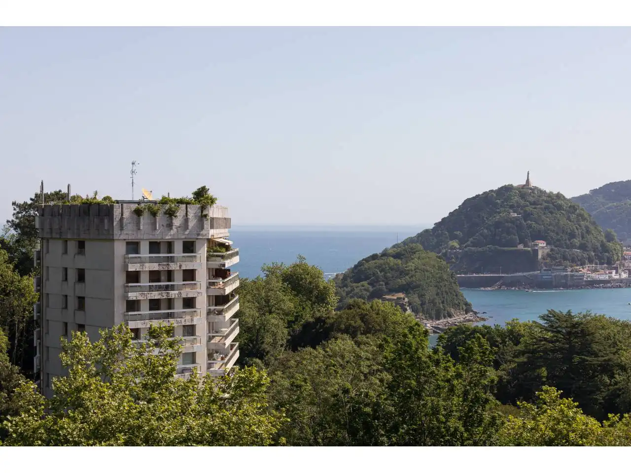 Dormitori de Casa o xalet en venda en Donostia - San Sebastián  amb Calefacció, Jardí privat i Terrassa