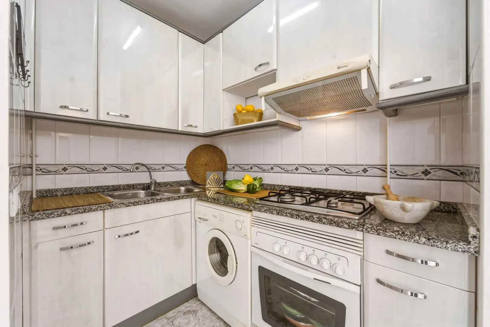 Küche von Wohnung zum Verkauf in Lloret de Mar mit Klimaanlage, Heizung und Terrasse