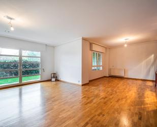 Sala d'estar de Planta baixa en venda en  Madrid Capital amb Aire condicionat, Calefacció i Jardí privat