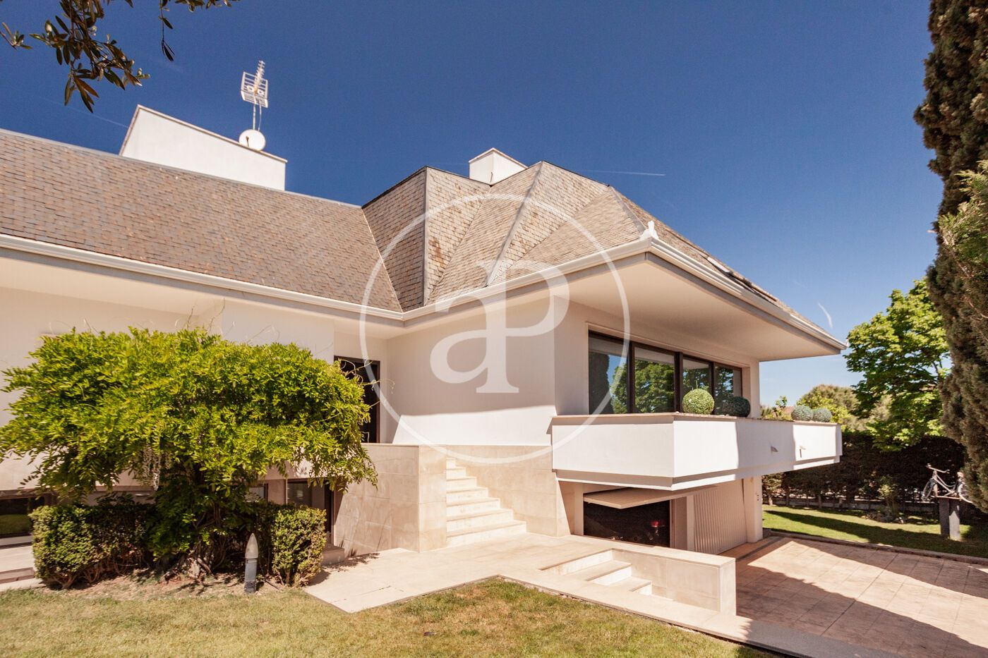 Vista exterior de Casa o xalet en venda en Majadahonda amb Aire condicionat, Calefacció i Jardí privat