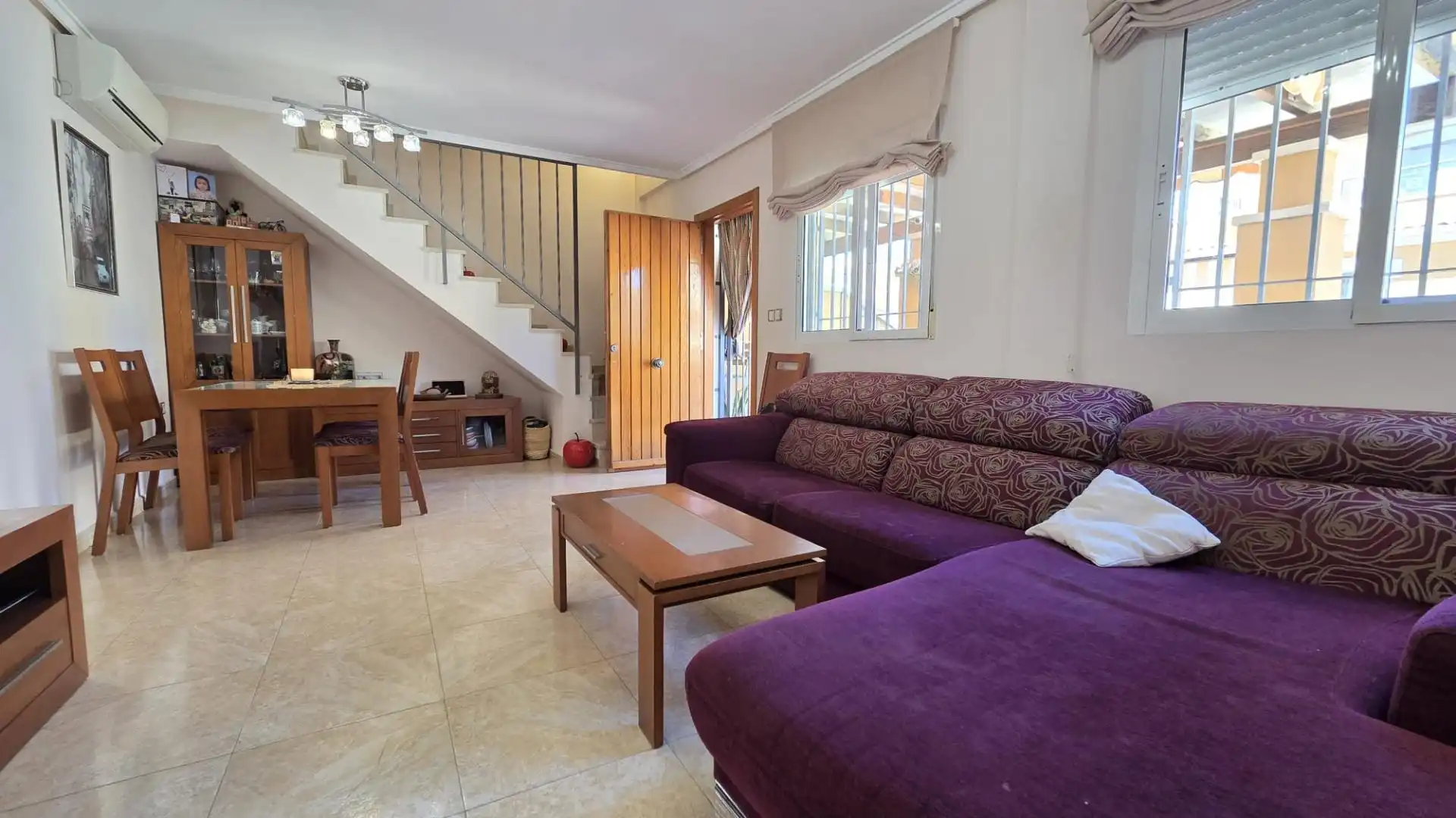 Sala d'estar de Casa adosada en venda en Torrevieja amb Aire condicionat, Jardí privat i Terrassa