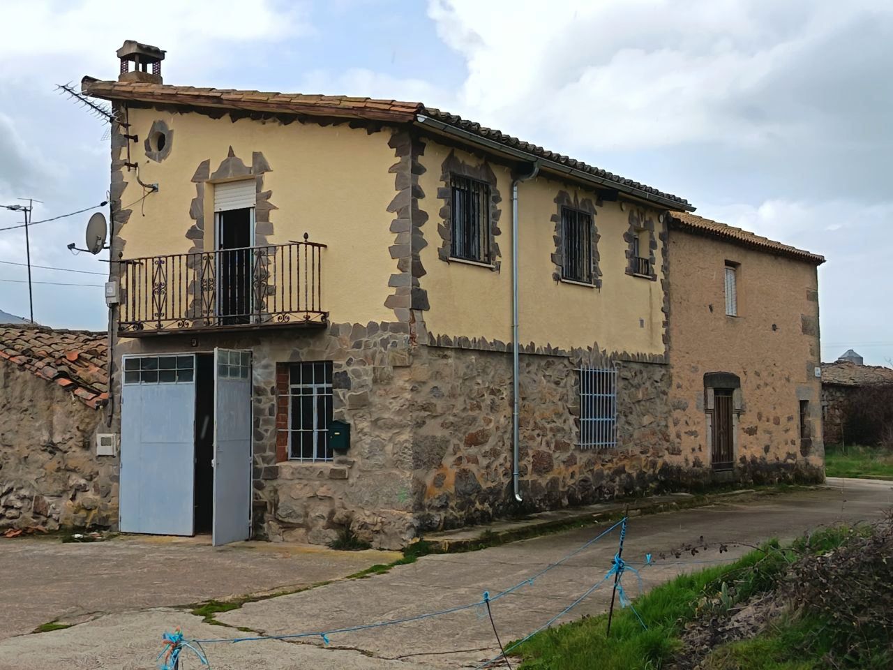 Außenansicht von Einfamilien-Reihenhaus zum Verkauf in San Bartolomé de Corneja mit Möbliert
