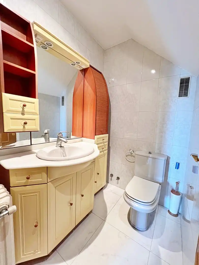Baño de Dúplex en venta en Lugo con Calefacción, Jardín privado y Parquet