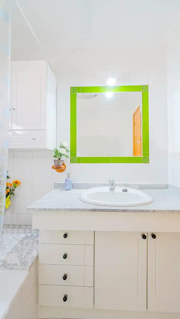 Badezimmer von Wohnungen zum Verkauf in Torrevieja mit Terrasse und Gemeinschaftspool