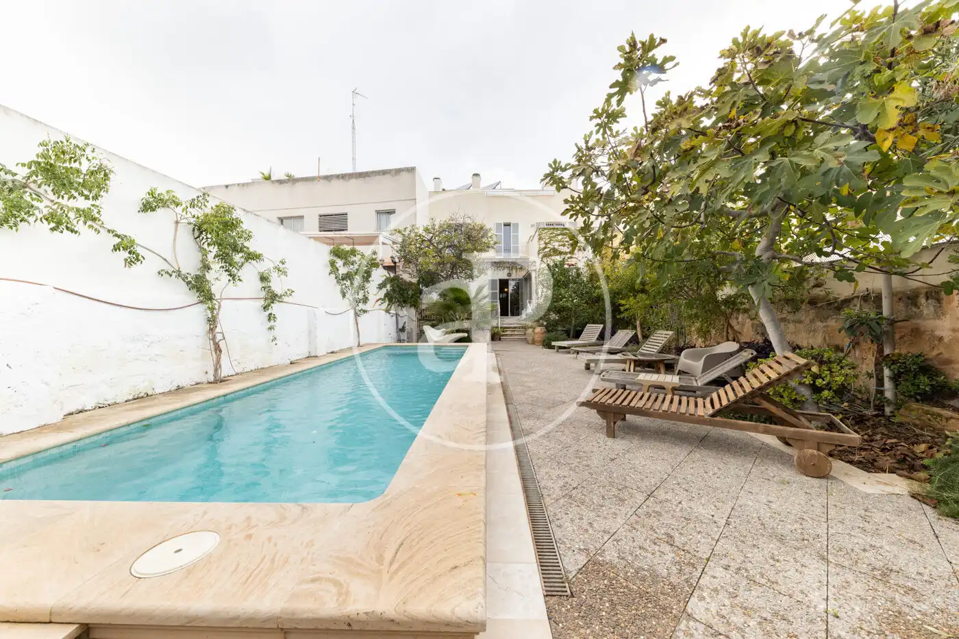 Außenansicht von Einfamilien-Reihenhaus zum Verkauf in  Palma de Mallorca mit Klimaanlage, Heizung und Privatgarten