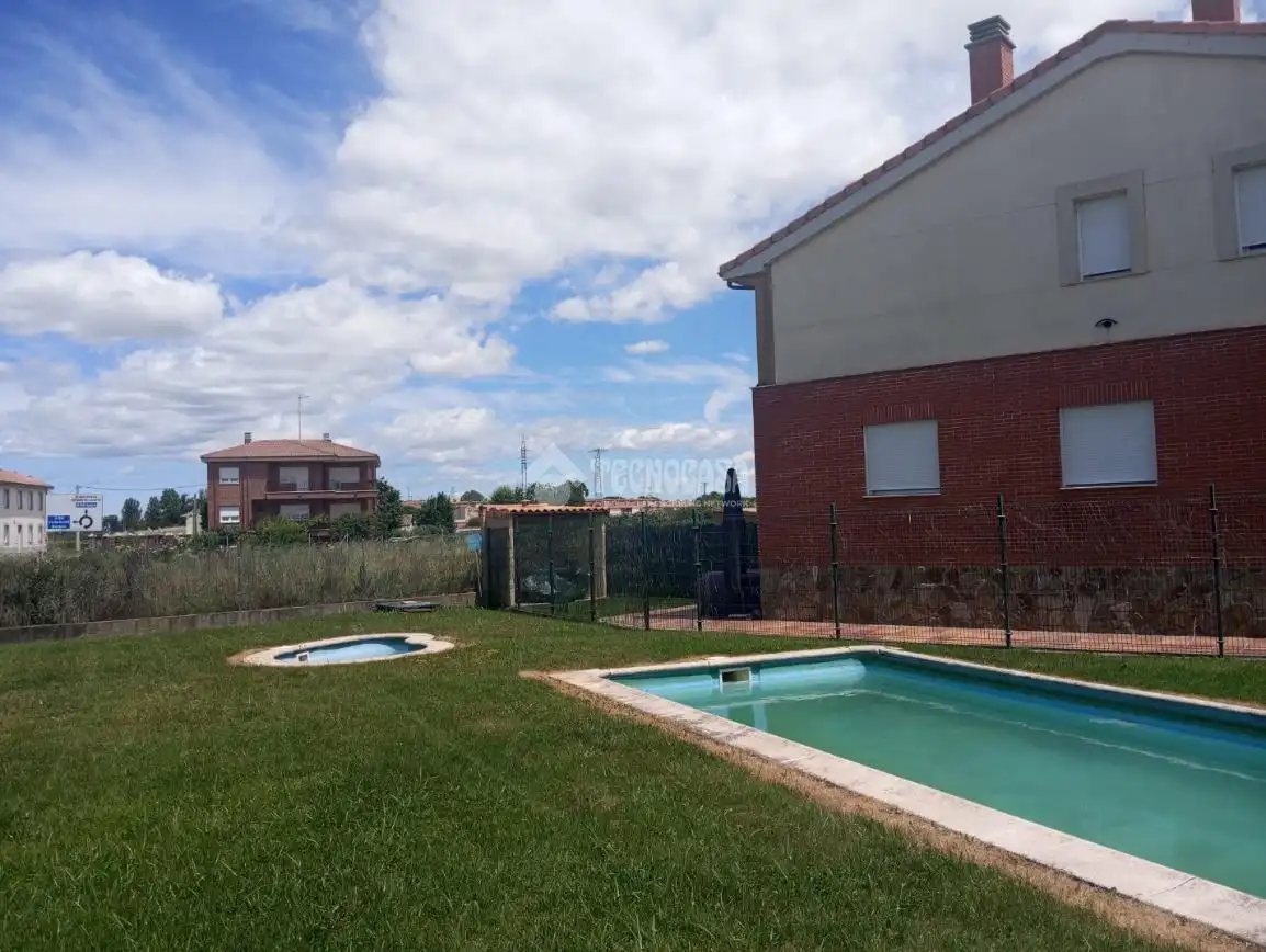 Piscina de Casa adosada en venta en Valdefresno con Calefacción, Parquet y Piscina comunitaria