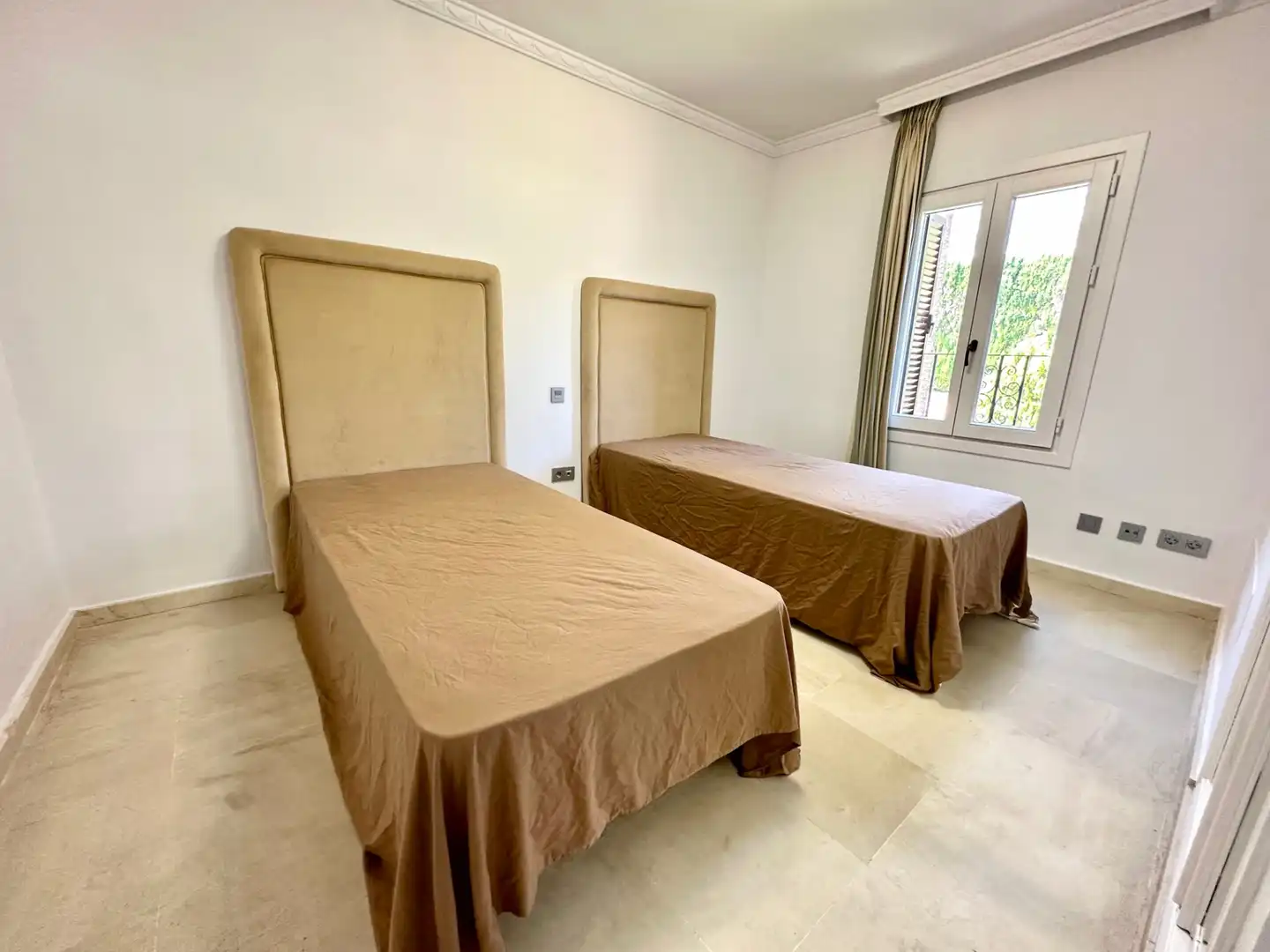 Schlafzimmer von Einfamilien-Reihenhaus zum Verkauf in Marbella mit Klimaanlage, Privatgarten und Terrasse