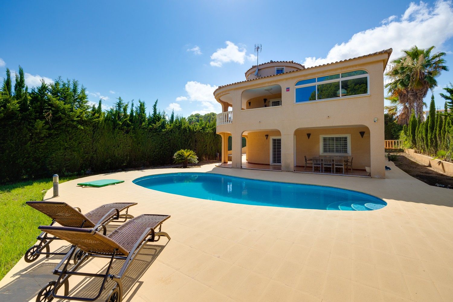 Swimming pool of Country house for sale in Torrevieja  with Air Conditioner, Heating and Private garden
