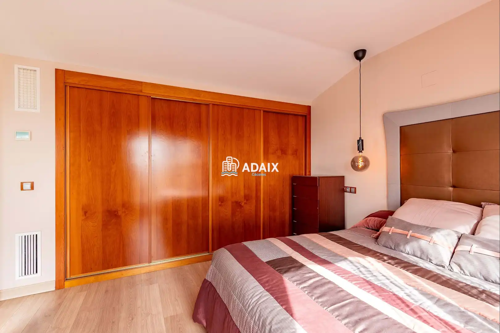 Schlafzimmer von Dachboden zum Verkauf in Cáceres mit Klimaanlage, Heizung und Terrasse