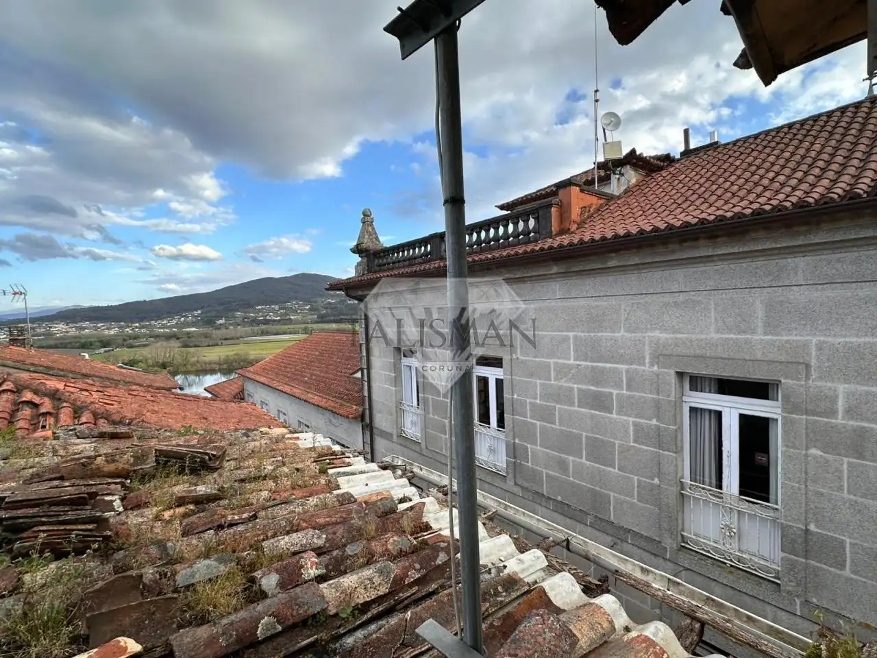 Außenansicht von Maisonette zum Verkauf in Tui mit Balkon