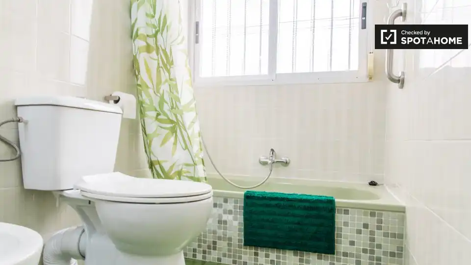 Bathroom of Flat for rent in Valencia  with Air Conditioner, Heating and Furnished