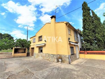 Detached house with pool for sale in Centro