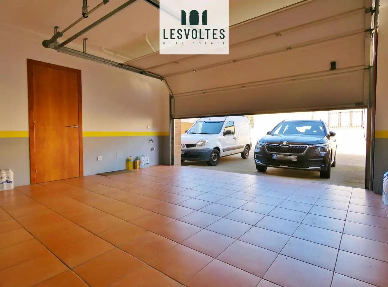 Parkplatz von Einfamilien-Reihenhaus zum Verkauf in Palafrugell mit Heizung, Privatgarten und Terrasse