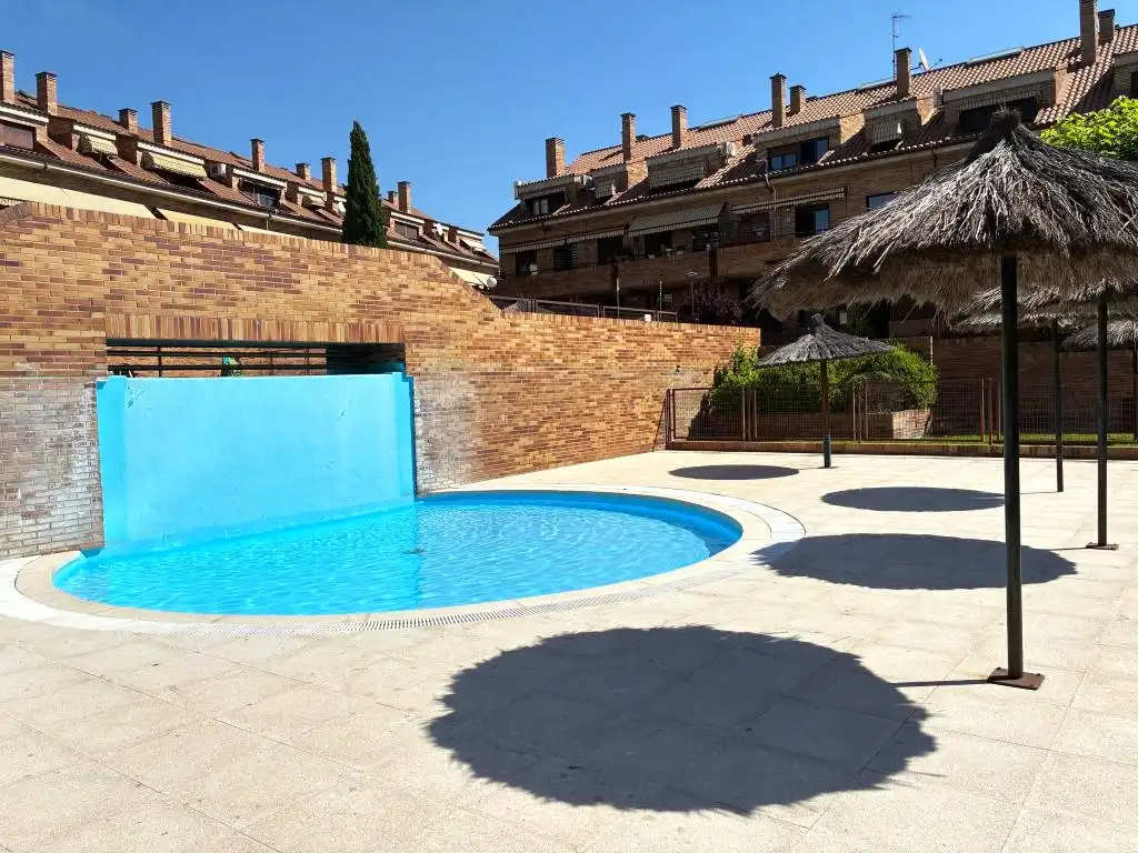 Schwimmbecken von Wohnung zur Miete in Sevilla la Nueva mit Klimaanlage, Heizung und Abstellraum
