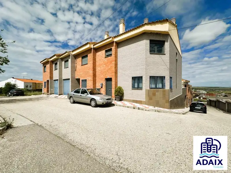Vista exterior de Casa adosada en venda en Almonacid de Toledo amb Aire condicionat i Calefacció