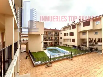 Vista exterior de Pis en venda en Churriana de la Vega amb Traster i Piscina comunitària