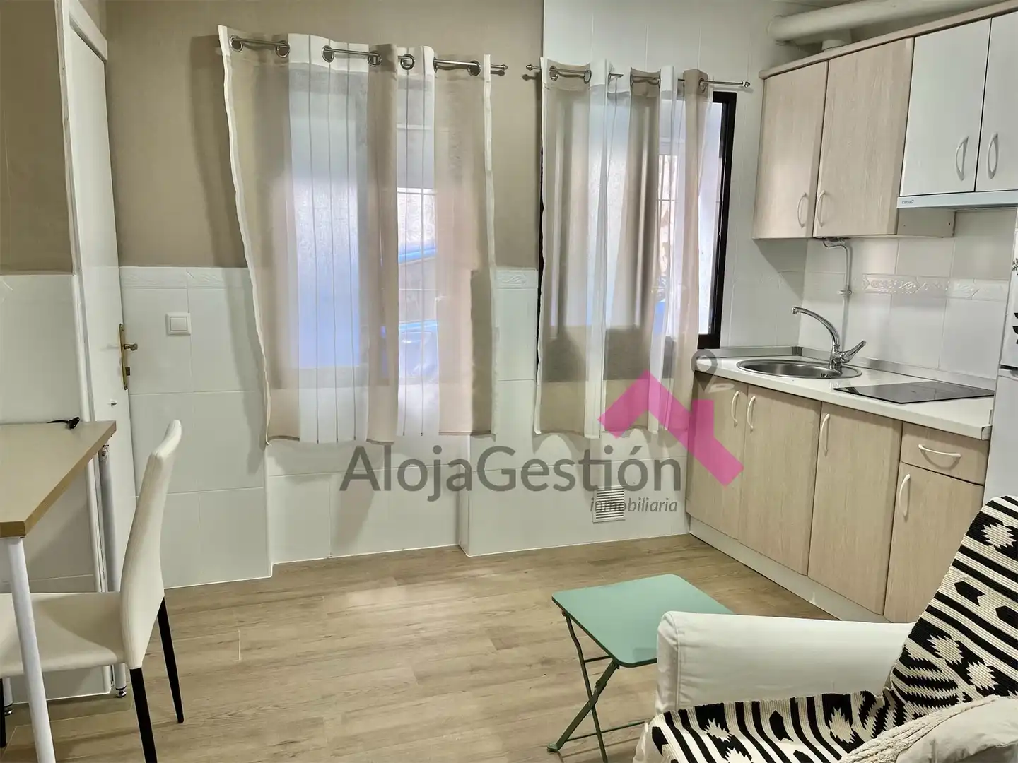 Study for rent in Calle de Podadores, Centro Ciudad