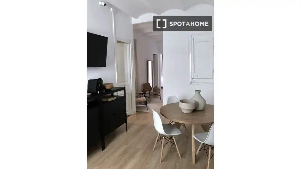 Exterior view of Flat for share in L'Hospitalet de Llobregat  with Air Conditioner, Heating and Terrace