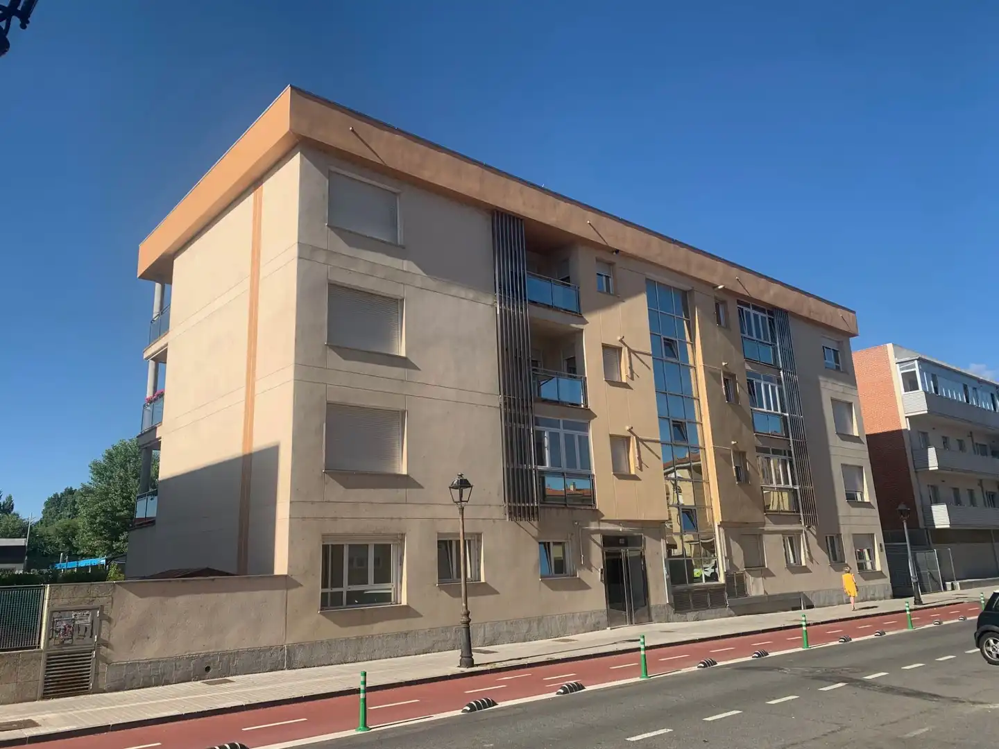 Außenansicht von Garage zum Verkauf in Ávila