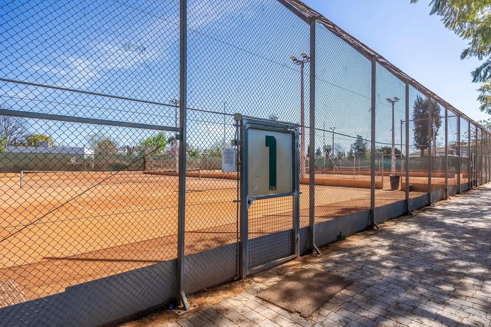 Aparcament de Pis en venda en Sevilla amb Aire condicionat, Calefacció i Jardí privat