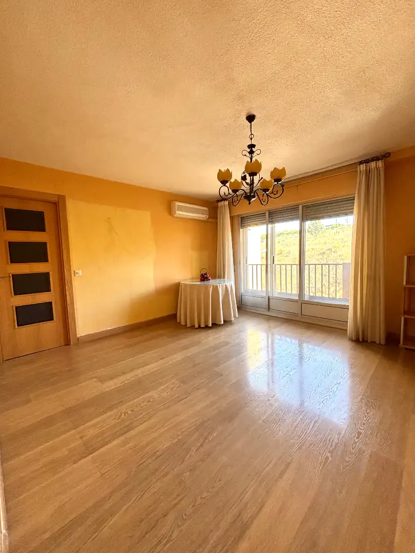 Schlafzimmer von Wohnung zum Verkauf in Plasencia mit Klimaanlage, Parkett und Ofen