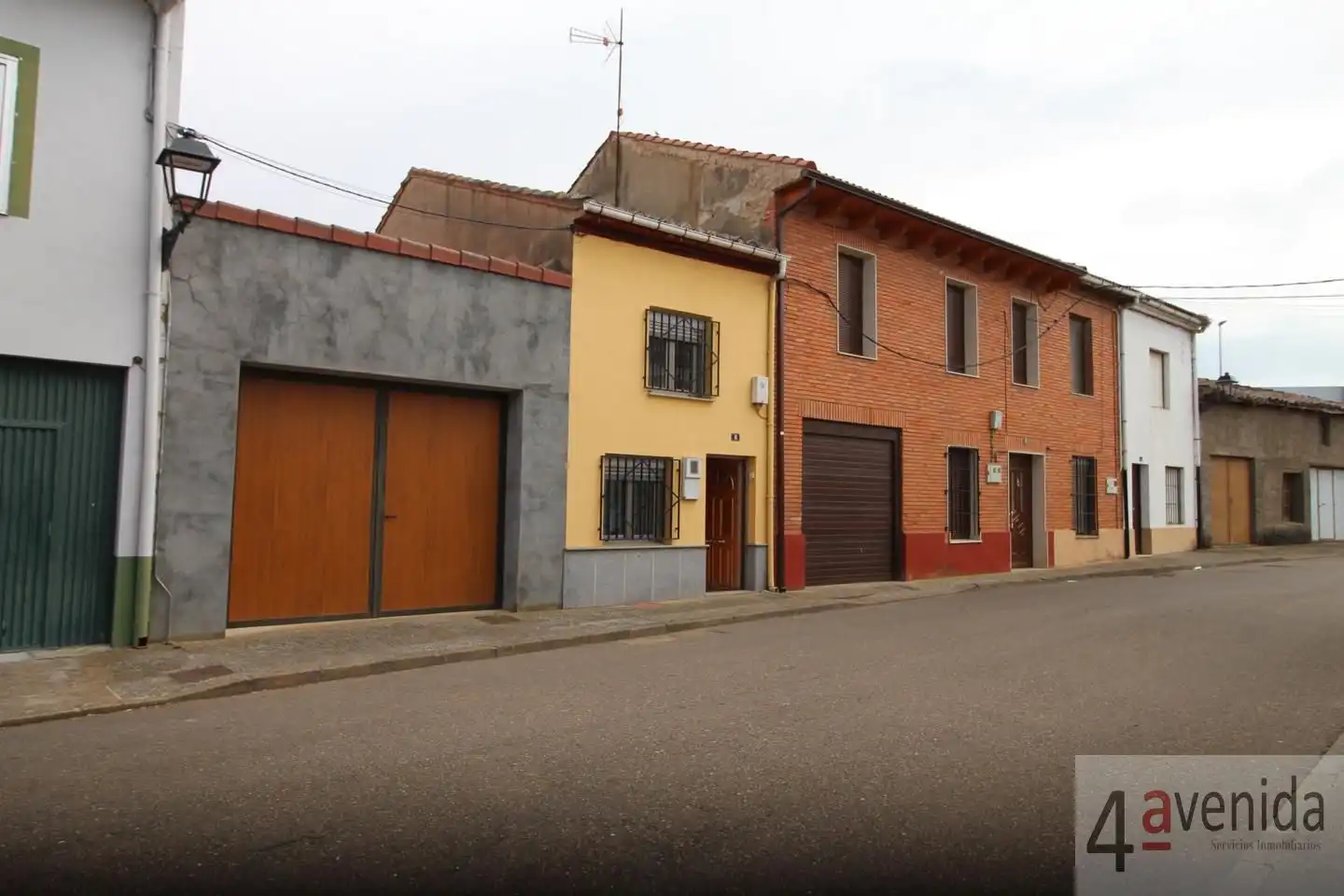 Vista exterior de Casa adosada en venda en Villamañán amb Moblat