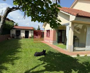 Jardí de Casa o xalet en venda en Villaquilambre amb Calefacció, Jardí privat i Parquet