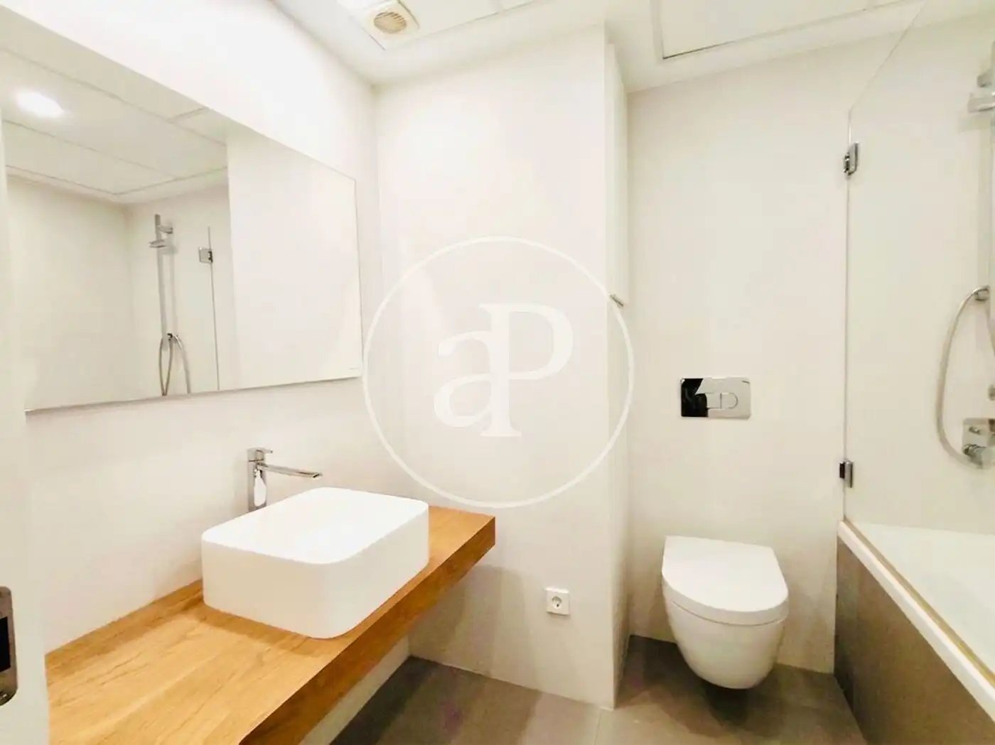 Bathroom of Flat for rent in Valencia  with Heating, Furnished and Balcony