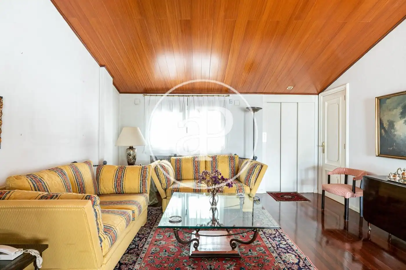 Wohnzimmer von Einfamilien-Reihenhaus zum Verkauf in Barcelona mit Klimaanlage, Heizung und Privatgarten