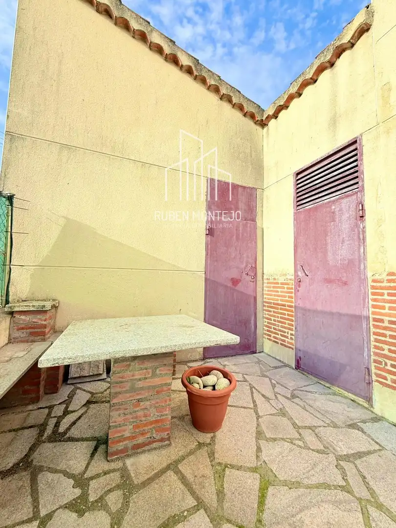 Außenansicht von Einfamilien-Reihenhaus zum Verkauf in Matilla de los Caños del Río mit Heizung, Privatgarten und Terrasse