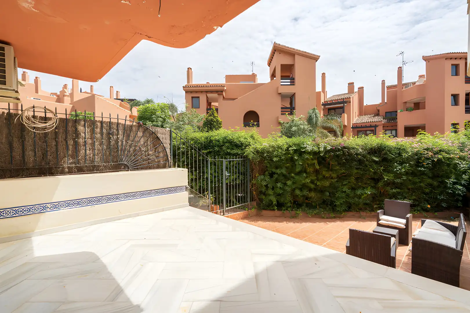 Terrasse von Einfamilien-Reihenhaus zum Verkauf in Estepona mit Klimaanlage, Privatgarten und Terrasse