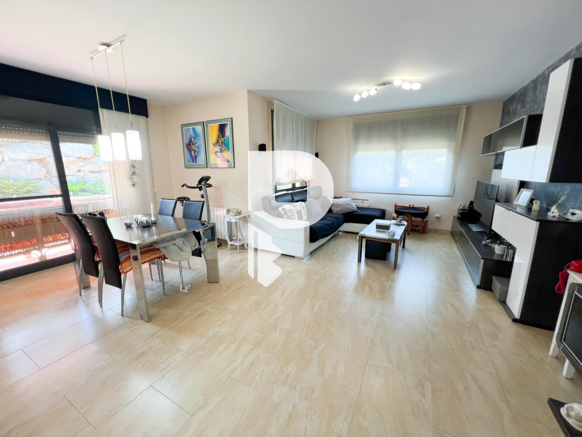 Sala d'estar de Casa o xalet en venda en Vallirana amb Calefacció, Jardí privat i Terrassa